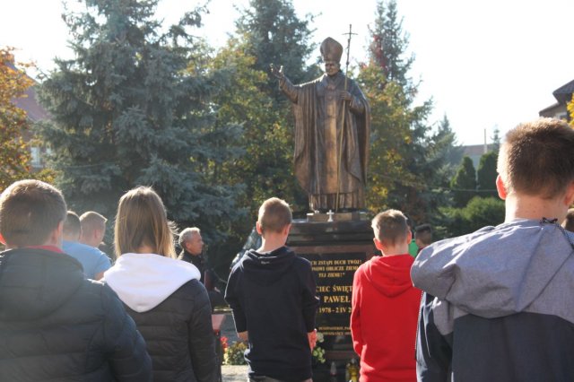 Uroczysty apel przed pomnikiem św. Jana Pawła II